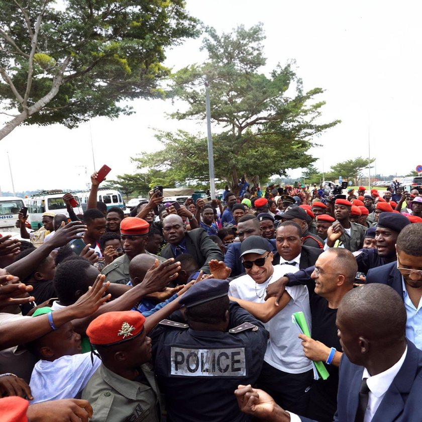 Истерия в Камерун: Мбапе стъпи в Африка, разкриха тайна договорка с Реал (СНИМКИ И ВИДЕО)