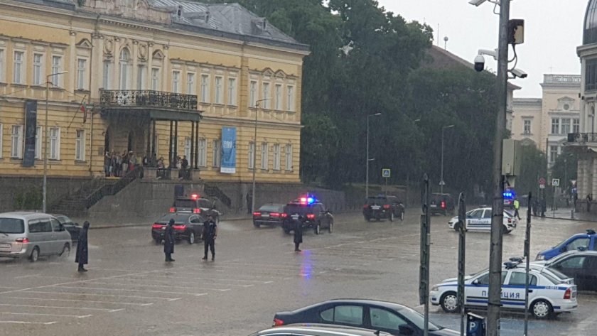 Жестока буря връхлетя София