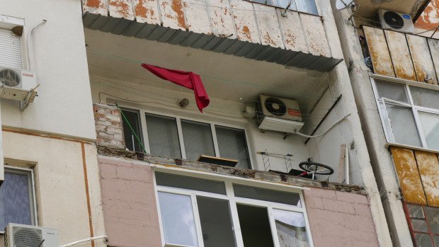 Страховито: Отломки от тераса полетяха от шестия етаж на блок в Пловдив