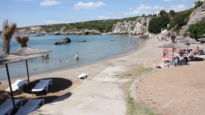 Туристи бяха неприятно изненадани с ограничен достъп до плаж Русалка.