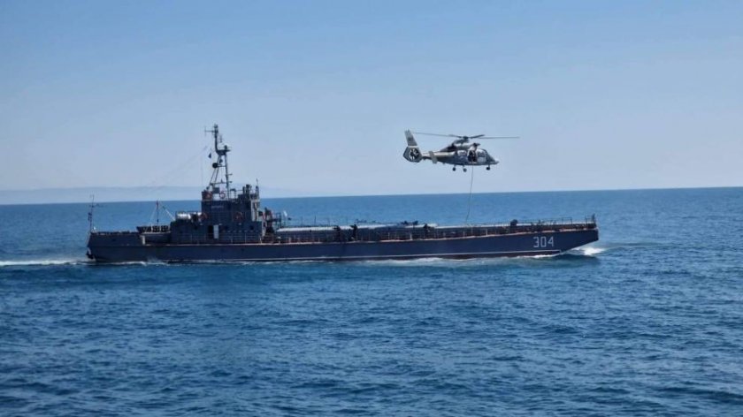 Двама моряци са загинали на кораб край Варна, предава Maritime.bg. Инцидентът