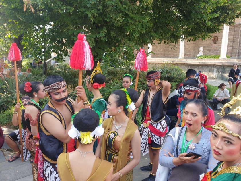 Много колорит и пъстри народни носии обагриха централната част на