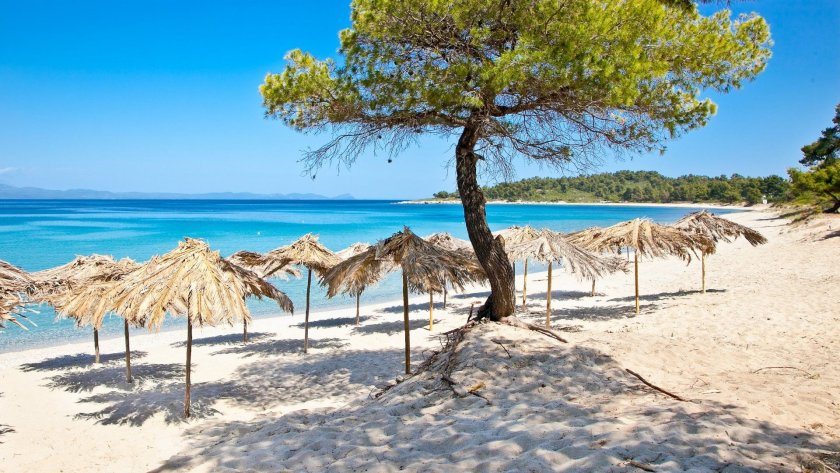 Нашенци плажуват в Гърция, спят в България за по-евтино