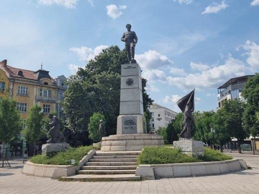 Издирват младежите, изтръгнали букви от надписите на паметник в Плевен