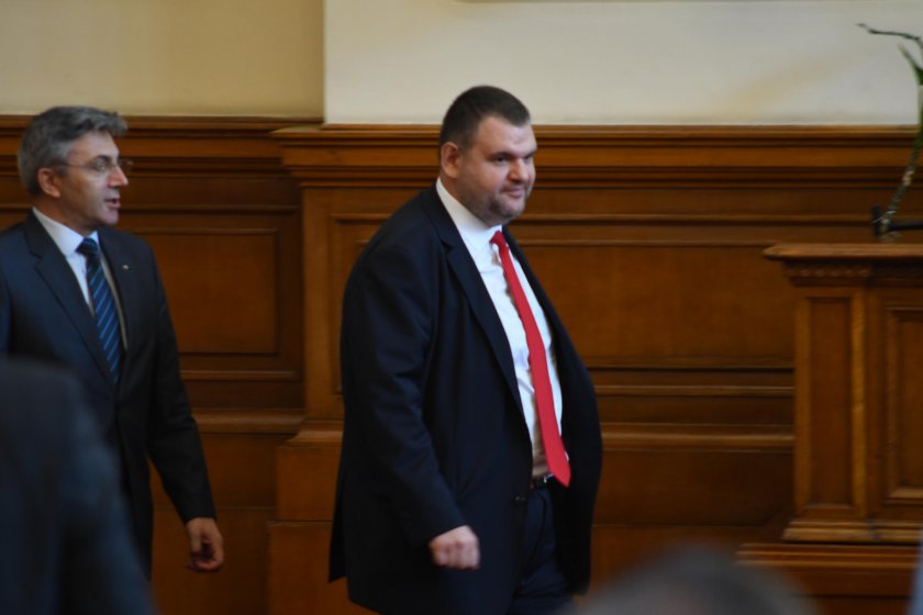 Делян Пеевски си тръгва от Комисията по конституционни въпроси, отива в Правна 