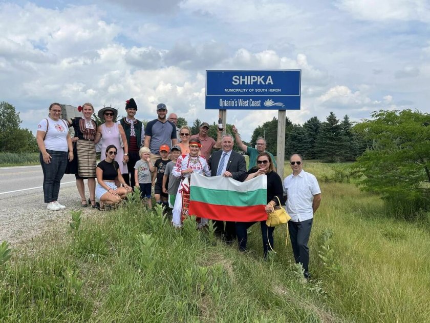 Български шипки цъфтят в канадския град Шипка