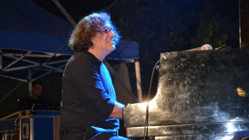 Починал е джаз пианистът Марио Станчев, съобщи журналистката Албена Безовска -