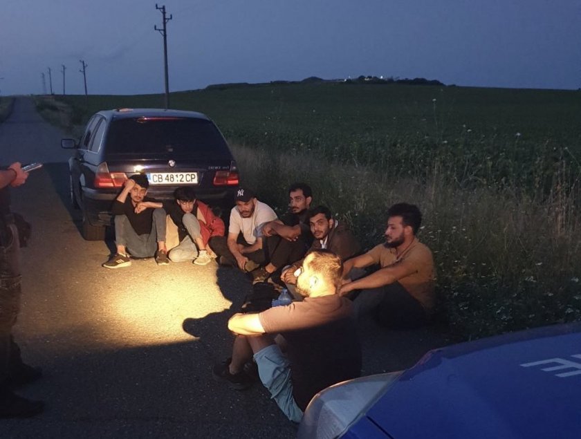 Първо в lupa.bg: Заловиха бежанци между Карнобат и Бургас (снимка)