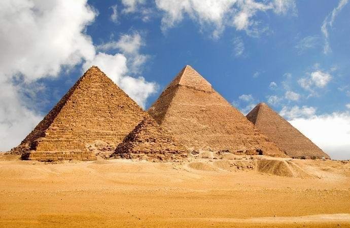 Къде е 4-тата от Великите пирамиди в Гиза?