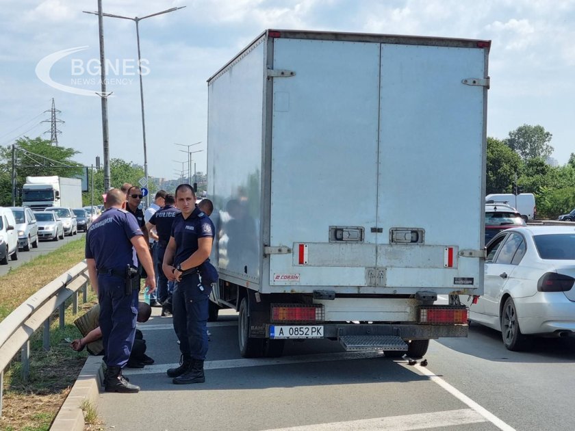 Хванаха камион със 70 нелегални мигранти на „Тракия”
