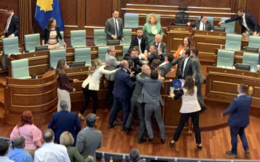 Управляващи и опозиция се млатят в косовския парламент