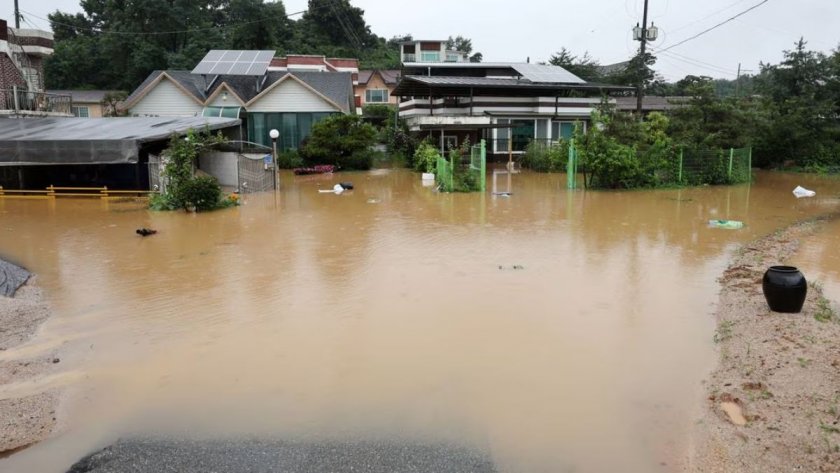 Шестима се удавиха при поройните дъждове в Южна Корея (ВИДЕО)