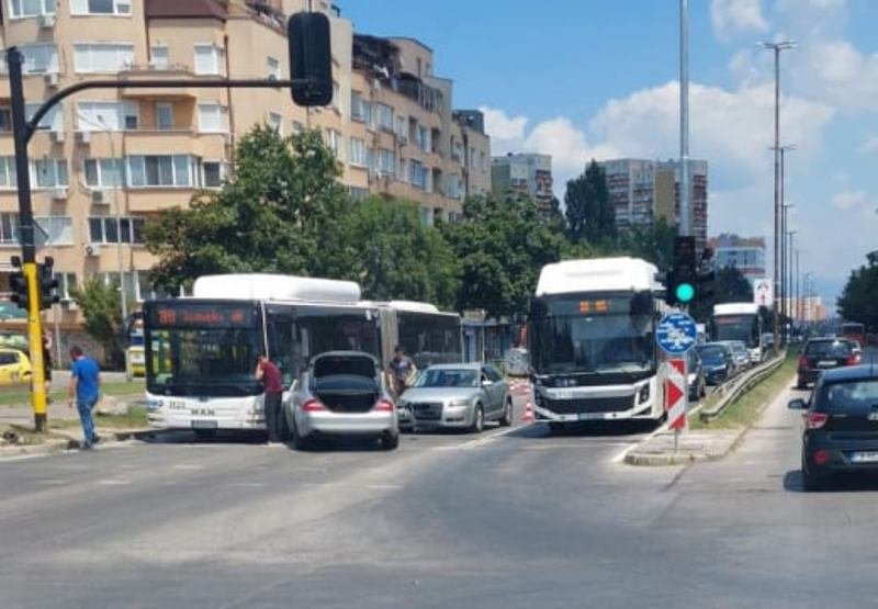 Страшно меле между 3 коли и автобус в "Дианабад" в София (СНИМКИ)