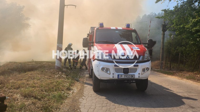 Огромен пожар бушува в Русе, горят постройки във вилна зона