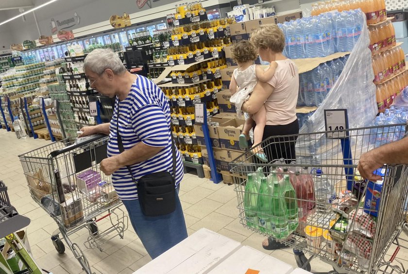 Плажовете у нас пустеят, но за сметка на това магазините