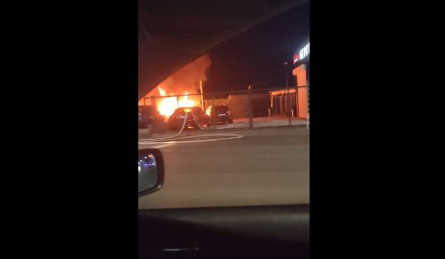 Пожар горя в автокъща на Околовръстното шосе в София. Няколко коли
