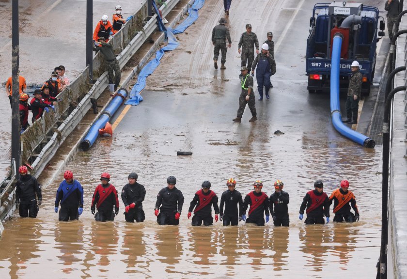 Южна Корея изпитва сериозни последици от продължителни проливни дъждове, които