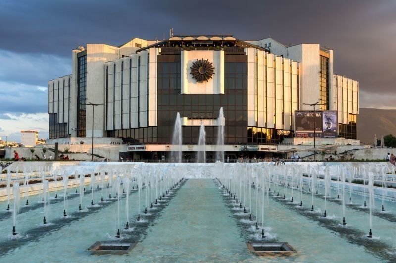 Министерство на културата търси нови членове на ръководството на НДК
