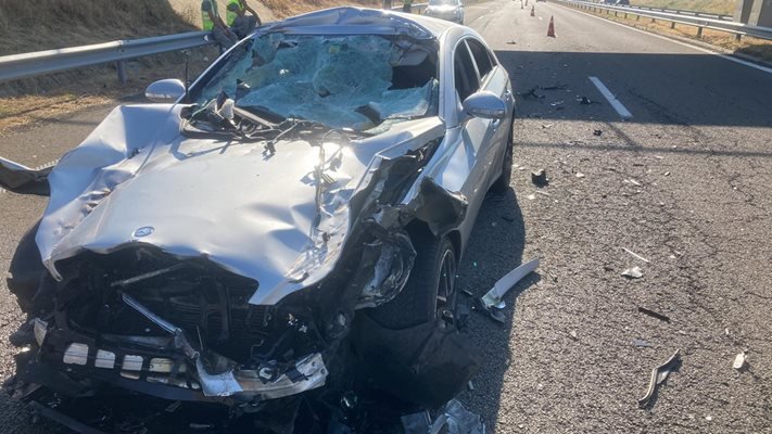 Кола се заби в камион на военнитe на АМ "Тракия", трима са ранени (СНИМКИ) 
