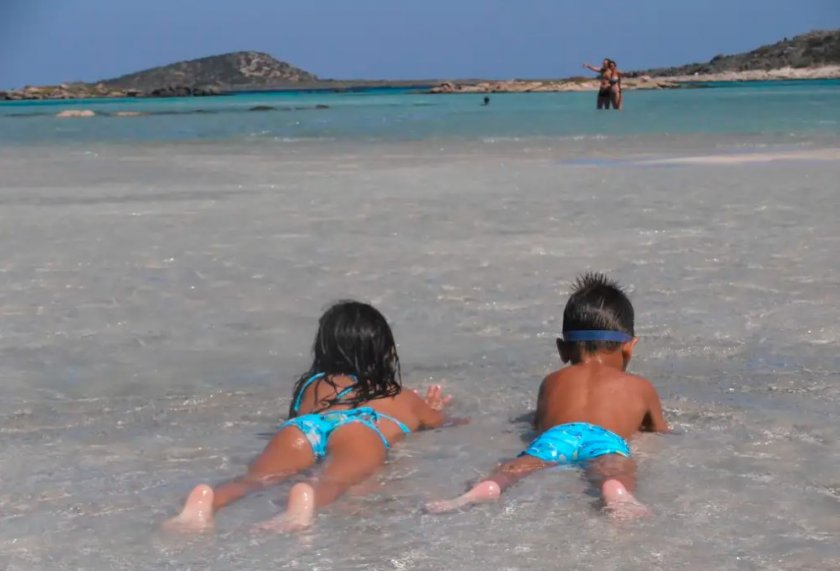 Арестуват родители в Гърция, които си оставят децата на плажа без надзор