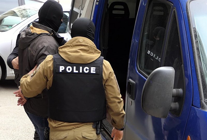 Ударна акция в София: Полицаи закопчаха наркодилър в момента на сделката
