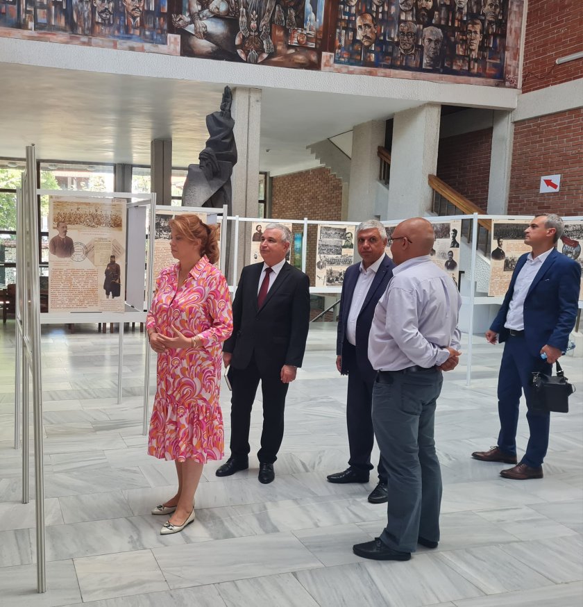 Вицепрезидентът Илияна Йотова се барна с рокля за 1000 лева