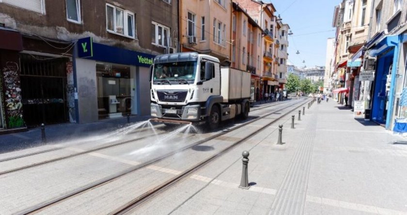 Жега: Разхлаждат релсите на трамваите, за да не се огънат