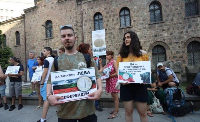 Два протеста в София: "Импийчмънт на Радев" и "Да запазим лева"