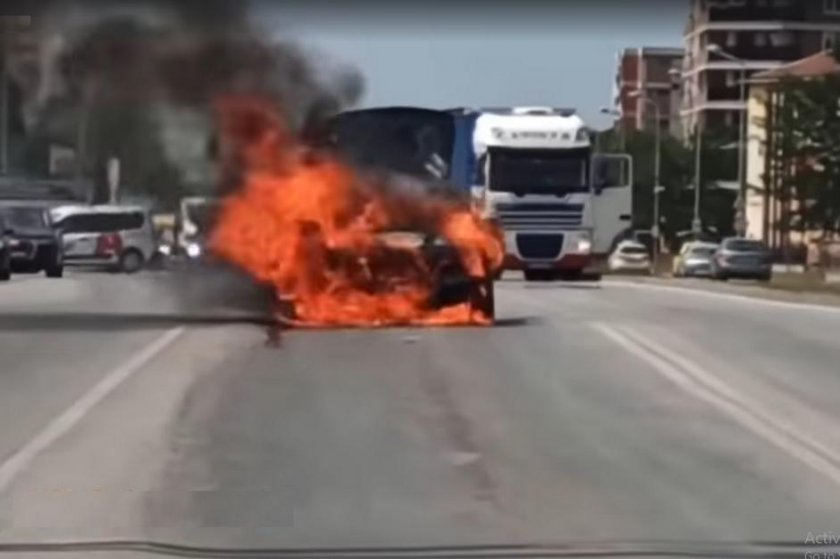 Кола се запали на "Ломско шосе" в столицата (ВИДЕО)