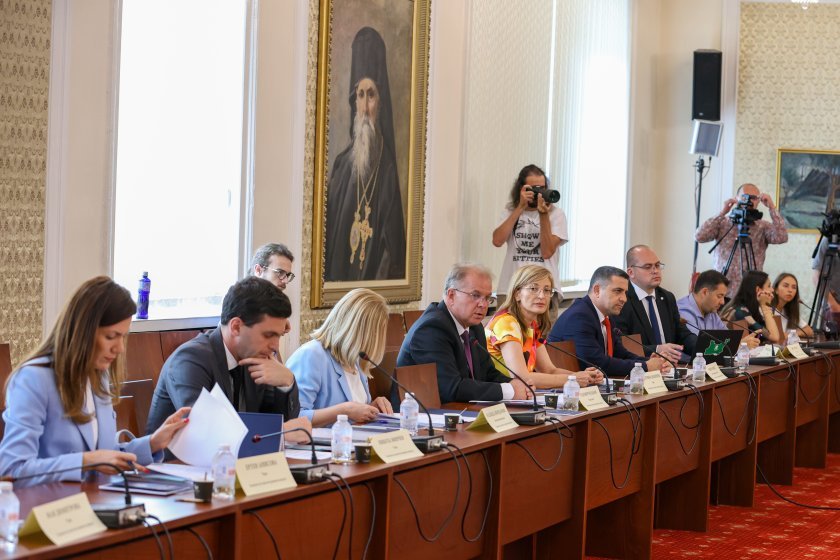 ГЕРБ-СДС, ПП-ДБ и ДПС внасят проект за промени в Конституцията до дни