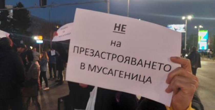 Няма да се изсичат десетки дървета и храсти пред блок