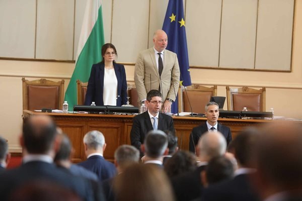 Двама нови депутати на местата на Гюров и Чобанов
