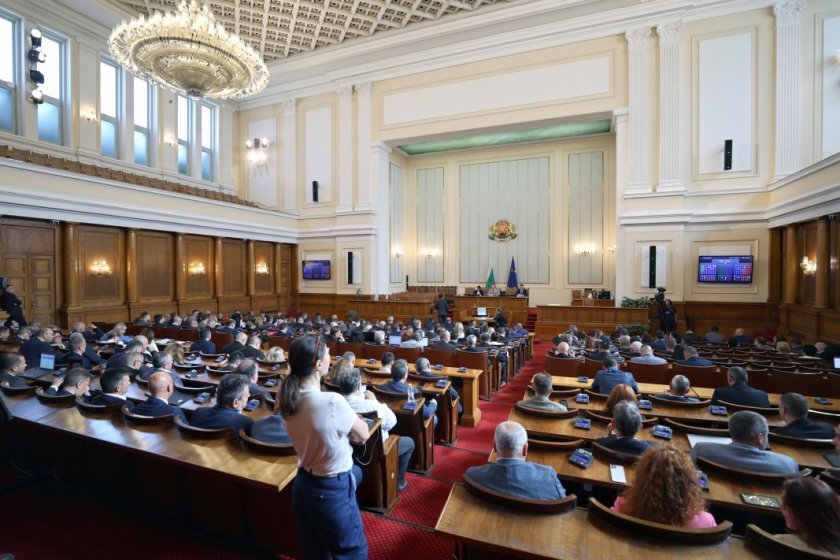 В НС изслушват финансовия министър и шефа на ДАНС за отнемането на концесията за "Росенец" от "Лукойл"