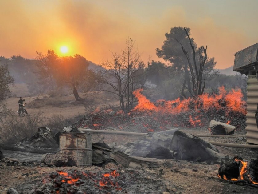 Гърция остава в плен на унищожителни горски пожари. Огнената стихия