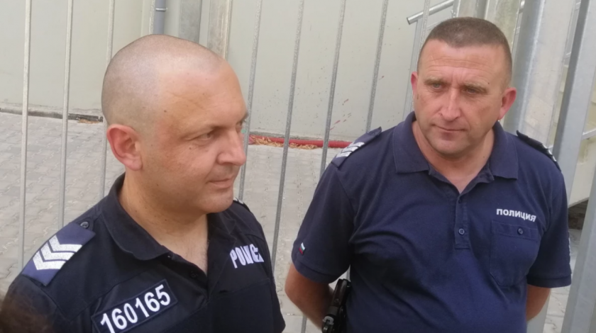 Полицаи ескортираха родилка, която едва не роди в задръстване