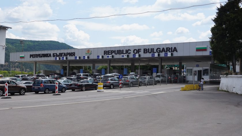 Блокирани туристически автобуси на границата между България и Сърбия.Повече от 6