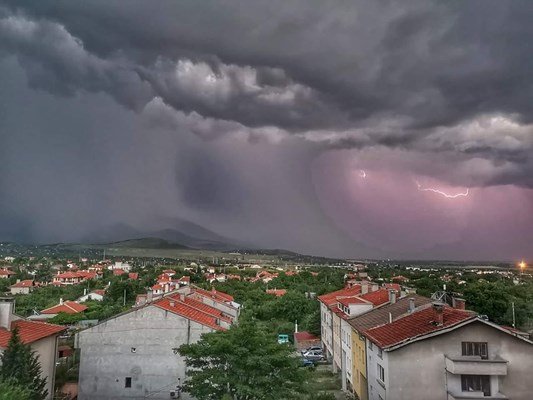 Силна буря вилня в Сливен тази нощ