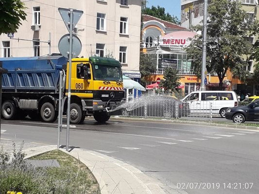 Ще мият улиците в София заради жегата