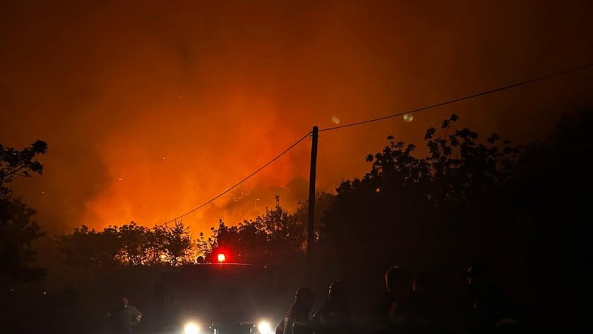 Локаризиран е пожарът край първомайското село Буково.Огънят се е разпростря