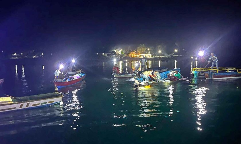 Най-малко 15 души загинаха, след като претоварен с пътници ферибот потъна край индонезийския