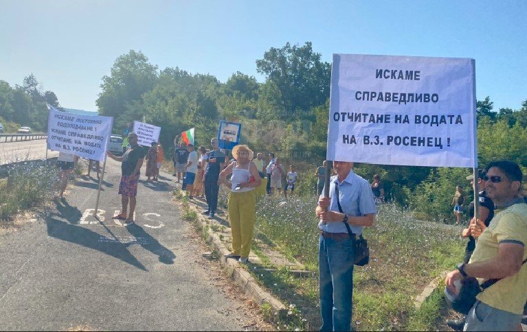 Протест край главния път Бургас-Созопол. Жителите на вилна зона Росенец