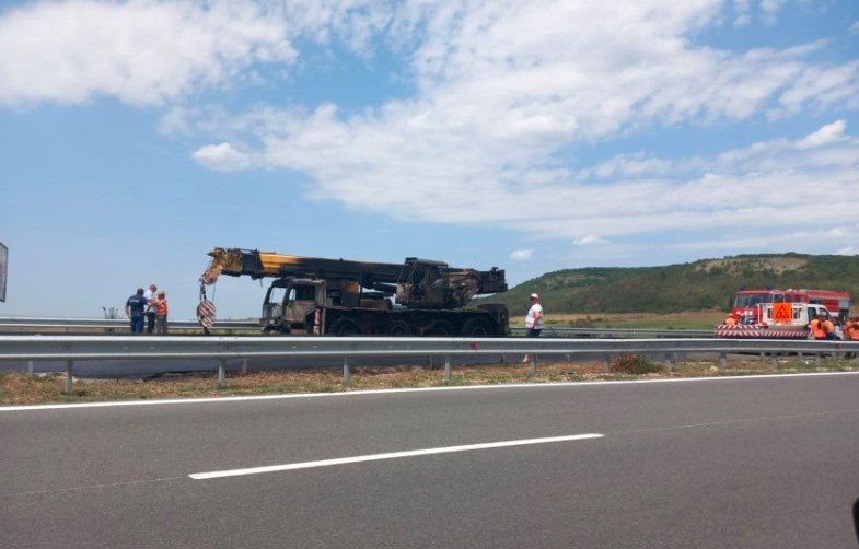 Камион с вишка пламна на автомагистрала Хемус. Инцидентът е станал