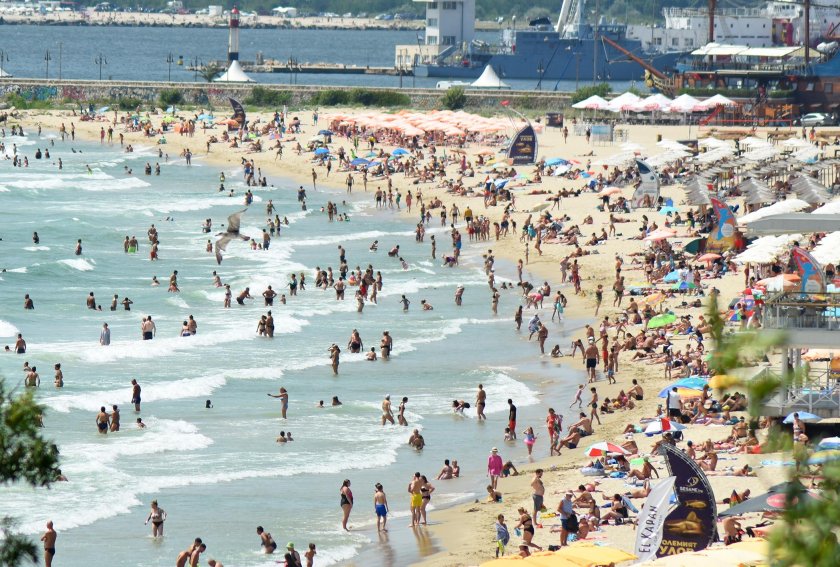 Опасно горещо време чака 7 области на България и в