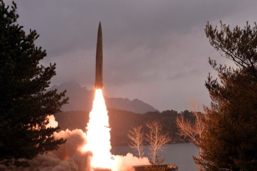 Северна Корея изстреля снощи две балистични ракети в морето край източното си крайбрежие, съобщиха