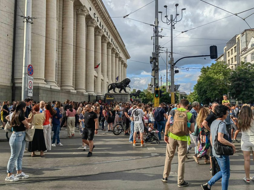 Национално шествие в подкрепа на обезобразеното с макетно ножче 18-годишно