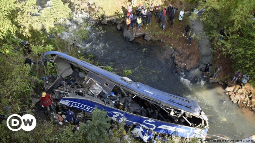 Най-малко 15 души са загинали, след като автобус е паднал