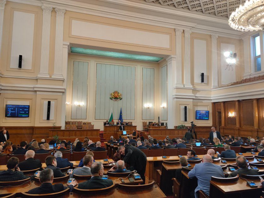 Депутатите прекъсват ваканцията си заради Дебора