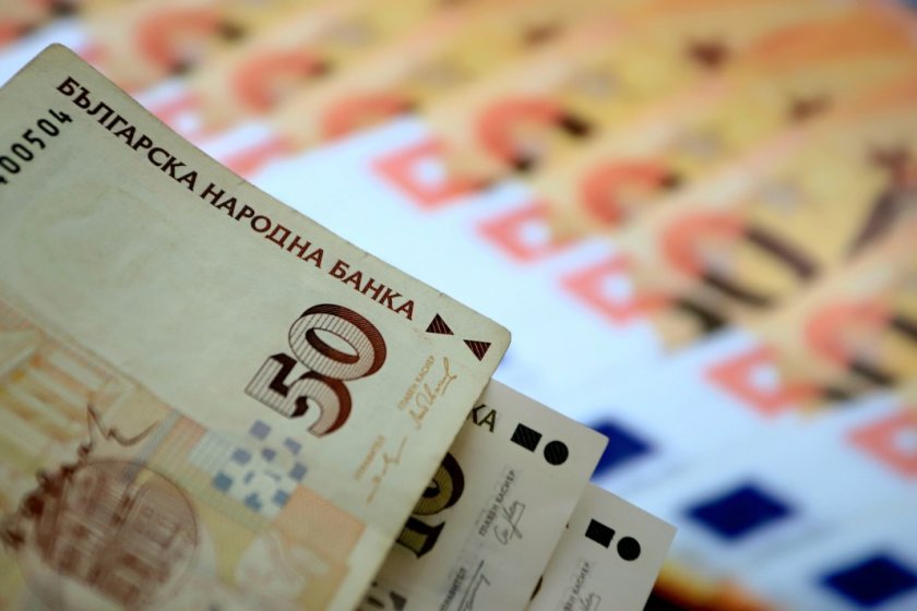 АБСУРД: Нашенец изтегли 28 бързи кредита