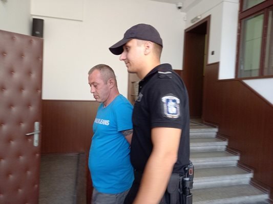 Таен свидетел закова осъждан 9 пъти подпалвач на коли в Пловдив