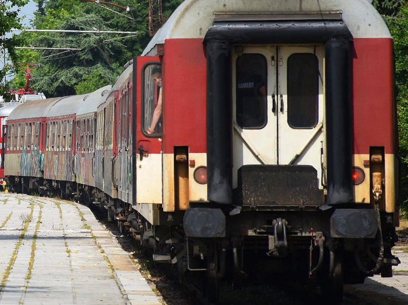 Заради самоубийство: С 9 часа закъсня бързият влак от София до Бургас